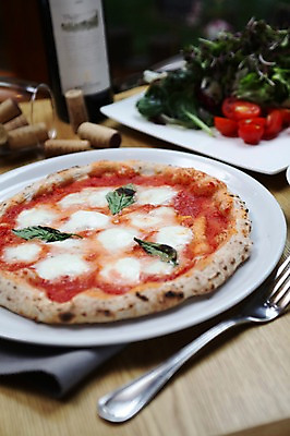 포토 JPG 그릇 접시 음식 포크 채소 와인잔 방울토마토 잔 피자 서양음식 사람없음 아웃포커스 컵 와인 샐러드 와인병 토핑 코르크 화덕피자 국내포토 식기 토마토 술잔 병_용기 주류 패스트푸드 촬영기법 파일형식