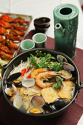 포토 JPG 그릇 접시 음식 채소 술잔 고추 술병 조개 새우 사람없음 아웃포커스 버섯 냄비 어묵 안주 홍합 쑥갓 해물탕 어묵탕 조개탕 국내포토 식기 병_용기 어패류 잔 주류 촬영기법 갑각류 솥 탕 파일형식