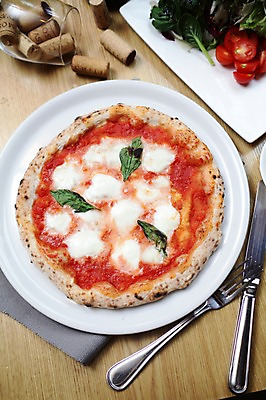 포토 JPG 그릇 접시 음식 포크 채소 와인잔 방울토마토 잔 피자 서양음식 사람없음 컵 샐러드 나이프 토핑 코르크 화덕피자 국내포토 식기 토마토 술잔 패스트푸드 칼 파일형식