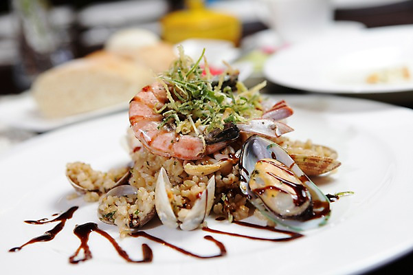 포토 JPG 그릇 접시 음식 밥 조개 새우 서양음식 사람없음 아웃포커스 장식 해물요리 해산물 홍합 볶음밥 리조또 국내포토 식기 어패류 촬영기법 갑각류 파일형식