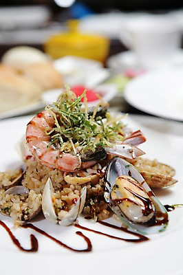 포토 JPG 그릇 접시 음식 밥 조개 새우 서양음식 사람없음 아웃포커스 장식 해물요리 해산물 홍합 볶음밥 리조또 국내포토 식기 어패류 촬영기법 갑각류 파일형식