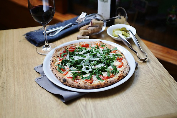 포토 JPG 음식 포크 채소 와인잔 탁자 잔 주류 피자 서양음식 집게 사람없음 아웃포커스 컵 레스토랑 와인 나이프 와인병 토핑 코르크 시금치 화덕피자 국내포토 식기 음료 가구 술잔 병_용기 패스트푸드 촬영기법 식당 칼 파일형식