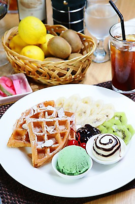 포토 JPG 그릇 접시 음료 와인잔 과일 아이스크림 디저트 잔 바나나 키위 빨대 사람없음 아웃포커스 컵 바구니 숟가락 주스 체리 레몬 와플 국내포토 식기 음식 술잔 촬영기법 수저 파일형식