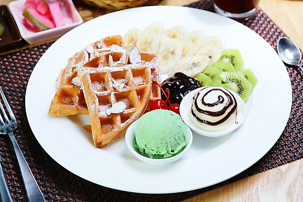 포토 JPG 그릇 접시 포크 과일 아이스크림 디저트 바나나 키위 사람없음 숟가락 체리 와플 국내포토 식기 음식 수저 파일형식