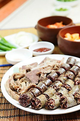 포토 JPG 그릇 접시 한식 음식 고추 양파 김치 육류 사람없음 아웃포커스 내장 항아리 장기 깍두기 대나무발 쌈장 순대 병천순대 새우젓 국내포토 식기 신체 채소 식재료 촬영기법 도자기 양념 병천 젓갈 파일형식