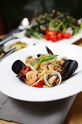 포토 JPG 음식 채소 조개 새우 파스타 서양음식 스파게티 사람없음 아웃포커스 샐러드 해물요리 면류 면 허브 해산물 홍합 바질 해물스파게티 홍합스파게티 국내포토 식물 어패류 촬영기법 갑각류 파일형식