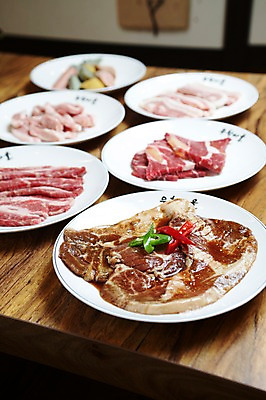 포토 JPG 그릇 접시 고추 생고기 육류 돼지고기 사람없음 아웃포커스 소고기 양념갈비 나무탁자 양념고기 국내포토 식기 채소 식재료 탁자 촬영기법 갈비 파일형식