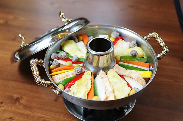 포토 JPG 한식 채소 피망 사람없음 당근 전통음식 뚜껑 냄비 전 탕 궁중음식 신선로 은행열매 국내포토 전통 열매 음식 뿌리채소 솥 파일형식