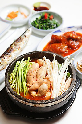 포토 JPG 그릇 접시 한식 채소 반찬 사람없음 아웃포커스 뚝배기 생선요리 간장 팽이버섯 생선구이 미나리 꽁치 생선알 알탕 국내포토 식기 음식 촬영기법 어류 알 버섯 양념 구이 탕 파일형식