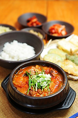 포토 JPG 그릇 접시 한식 음식 밥 반찬 김치 사람없음 아웃포커스 전 찌개 뚝배기 부침개 파 김치찌개 국내포토 식기 채소 촬영기법 파일형식