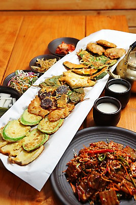 포토 JPG 그릇 접시 한식 음식 술잔 호박 주전자 가지 양파 김치 잔 사람없음 컵 샐러드 동그랑땡 전 안주 두부 부침개 무침 막걸리 물김치 순대 묵 도토리묵 호박전 국내포토 식기 채소 주방용품 주류 파일형식