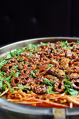 포토 JPG 한식 음식 채소 육류 근접촬영 사람없음 아웃포커스 양념 철판 깨 쑥갓 곱창 양념곱창 국내포토 뷰포인트 식재료 촬영기법 조미료 파일형식