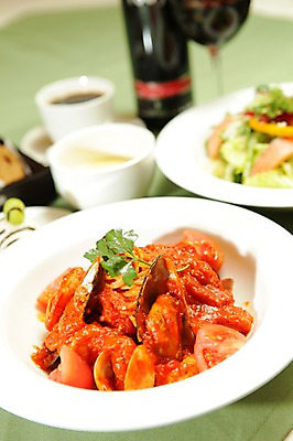 포토 JPG 그릇 접시 커피 음료 음식 토마토 와인잔 조개 파스타 서양음식 스파게티 사람없음 아웃포커스 와인 면류 면 와인병 홍합 해물스파게티 토마토스파게티 홍합스파게티 국내포토 식기 채소 술잔 병_용기 어패류 주류 촬영기법 파일형식