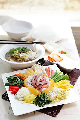 포토 JPG 그릇 접시 음식 채소 반찬 양파 피망 김치 육류 사람없음 아웃포커스 버섯 당근 대접 면류 면 레몬 국수 쌈 깻잎 무순 부추 동남아음식 라이스페이퍼 맛살 베트남쌈 숙주나물 쌀국수 월남쌈 국내포토 식기 한식 과일 식재료 뿌리채소 촬영기법 나물 베트남음식 새싹채소 파일형식