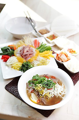 포토 JPG 그릇 접시 음식 채소 반찬 양파 피망 김치 육류 사람없음 아웃포커스 당근 대접 면류 면 레몬 국수 쌈 무순 부추 동남아음식 라이스페이퍼 베트남쌈 숙주나물 쌀국수 월남쌈 국내포토 식기 한식 과일 식재료 뿌리채소 촬영기법 나물 베트남음식 새싹채소 파일형식