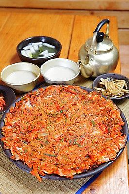 포토 JPG 그릇 접시 한식 음식 술잔 탁자 주전자 반찬 양파 김치 사람없음 아웃포커스 사발 전 안주 돗자리 부침개 막걸리 물김치 김치전 국내포토 식기 가구 채소 주방용품 잔 주류 촬영기법 사기그릇 파일형식