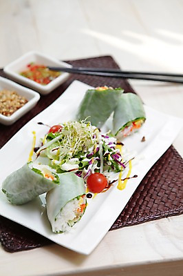 포토 JPG 그릇 접시 음식 채소 젓가락 방울토마토 사람없음 아웃포커스 샐러드 쌈 롤 동남아음식 라이스페이퍼 베트남쌈 월남쌈 국내포토 식기 토마토 촬영기법 수저 베트남음식 파일형식