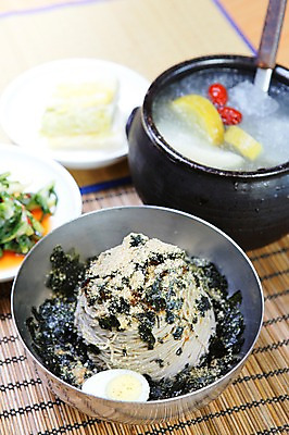 포토 JPG 그릇 한식 음식 김치 사람없음 아웃포커스 계란 얼음 대접 면류 면 항아리 김 메밀국수 메밀 국자 국수 대추 대나무발 물김치 삶은계란 백김치 동치미 열무김치 김가루 들깨 국내포토 자연요소 식기 식재료 주방용품 촬영기법 알 도자기 해조류 김_해조류 계란요리 가루 깨 파일형식