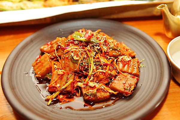 포토 JPG 그릇 접시 한식 음식 술잔 고추 주전자 사람없음 아웃포커스 양념 사발 안주 깨 무침 파 막걸리 묵 도토리묵 국내포토 식기 채소 식재료 주방용품 잔 주류 촬영기법 조미료 사기그릇 파일형식