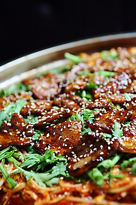 포토 JPG 그릇 한식 채소 검은배경 돼지고기 근접촬영 사람없음 아웃포커스 양념 깨 쑥갓 제육구이 제육볶음 국내포토 식기 음식 뷰포인트 백그라운드 식재료 촬영기법 육류 검은색 조미료 구이 파일형식