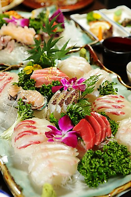 포토 JPG 그릇 접시 꽃 음식 단풍 채소 나뭇잎 파슬리 어류 사람없음 아웃포커스 장식 초밥 생선회 회 고추냉이 머스터드 무순 금가루 일본음식 국내포토 식물 식기 잎 촬영기법 수중동물 양념 소스_음식 가루 새싹채소 파일형식