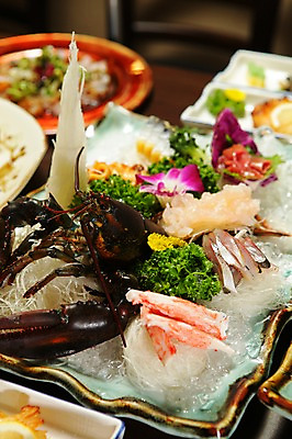 포토 JPG 그릇 접시 꽃 채소 파슬리 사람없음 아웃포커스 장식 초밥 해물요리 생선회 회 바닷가재 해산물 무순 게살 국내포토 식물 식기 음식 촬영기법 가재 새싹채소 일본음식 파일형식