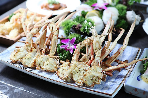 포토 JPG 그릇 접시 꽃 음식 파슬리 사람없음 아웃포커스 장식 초밥 해물요리 생선회 회 튀김 꽃게 게 해산물 꽃게튀김 일본음식 국내포토 식물 식기 채소 촬영기법 갑각류 파일형식