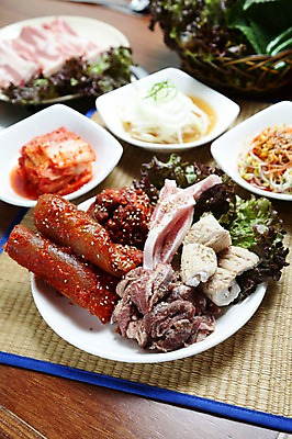 포토 JPG 그릇 접시 음식 채소 반찬 양파 김치 생고기 돼지고기 사람없음 아웃포커스 상추 돗자리 쌈 깻잎 콩나물 돼지껍데기 국내포토 식기 한식 촬영기법 육류 나물 파일형식