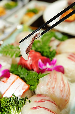 포토 JPG 그릇 접시 꽃 음식 채소 젓가락 어류 사람없음 아웃포커스 장식 초밥 생선회 회 무순 일본음식 국내포토 식물 식기 촬영기법 수저 수중동물 새싹채소 파일형식