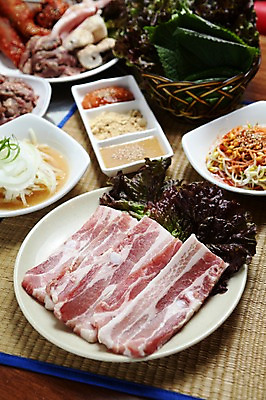 포토 JPG 그릇 접시 음식 채소 반찬 양파 생고기 육류 돼지고기 사람없음 아웃포커스 상추 돗자리 쌈 삼겹살 깻잎 쌈장 양파초절임 콩나물무침 국내포토 식기 식재료 촬영기법 양념 무침 절임 파일형식