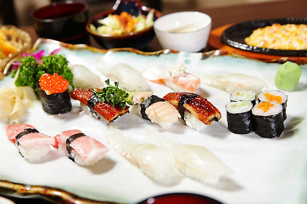 포토 JPG 그릇 접시 음식 파슬리 어류 사람없음 아웃포커스 장식 초밥 고추냉이 머스터드 연어 생강 날치알 김말이 스키다시 연어초밥 콘샐러드 일본음식 국내포토 식기 채소 촬영기법 알 수중동물 샐러드 양념 소스_음식 파일형식