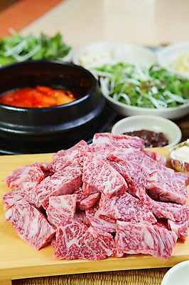 포토 JPG 그릇 접시 음식 식재료 반찬 생고기 육류 사람없음 아웃포커스 소고기 뚝배기 쌈장 파무침 국내포토 식기 촬영기법 양념 무침 파일형식