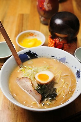 포토 JPG 그릇 음식 인형 육류 사람없음 아웃포커스 계란 대접 라멘 라면 면류 면 국자 단무지 삶은계란 미소라멘 일본음식 차슈 국내포토 식기 식재료 주방용품 촬영기법 돼지고기 알 계란요리 파일형식