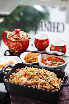 포토 JPG 그릇 접시 젓가락 주전자 반찬 잔 새우 사람없음 아웃포커스 중식 볶음밥 국물 새우볶음밥 국내포토 식기 음식 주방용품 촬영기법 수저 갑각류 파일형식