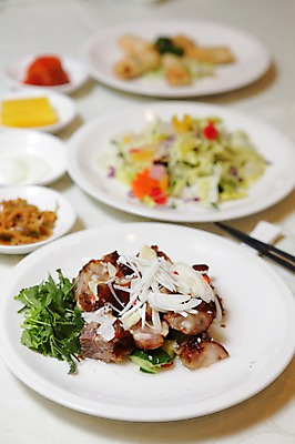 포토 JPG 그릇 접시 음식 채소 젓가락 육류 사람없음 아웃포커스 중식 샐러드 볶음 단무지 파 춘권 국내포토 식기 식재료 촬영기법 수저 파일형식