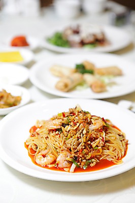 포토 JPG 그릇 접시 음식 새우 사람없음 아웃포커스 중식 면류 면 볶음 볶음면 춘권 국내포토 식기 촬영기법 갑각류 파일형식