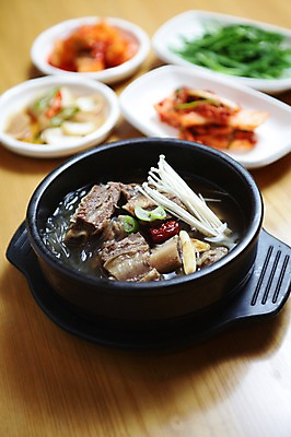 포토 JPG 그릇 접시 한식 채소 반찬 김치 사람없음 아웃포커스 소고기 뚝배기 갈비 팽이버섯 파 갈비탕 나무탁자 국내포토 식기 음식 탁자 촬영기법 육류 버섯 탕 파일형식