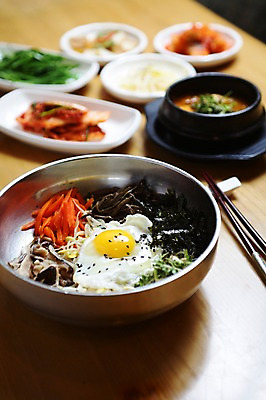 포토 JPG 그릇 접시 한식 음식 채소 젓가락 반찬 김치 사람없음 아웃포커스 버섯 당근 대접 계란프라이 찌개 뚝배기 나물 비빔밥 국내포토 식기 컨셉 뿌리채소 촬영기법 수저 계란요리 파일형식 요리 계란 알