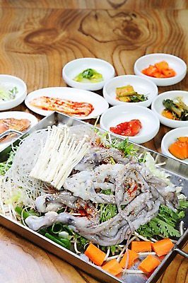 포토 JPG 그릇 접시 한식 음식 채소 호박 반찬 김치 사람없음 버섯 당근 해물요리 해산물 볶음 철판 팽이버섯 쑥갓 낙지 낙지볶음 열무김치 당면 숙주나물 철판요리 국내포토 식기 연체동물 뿌리채소 수중동물 나물 파일형식