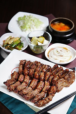 포토 JPG 그릇 접시 한식 채소 젓가락 검은배경 반찬 양파 오이 사람없음 아웃포커스 샐러드 바비큐 천 뚝배기 피클 갈비 바비큐립 폭립 국내포토 식기 음식 백그라운드 촬영기법 수저 육류 검은색 직물 절임 파일형식