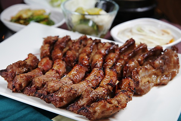 포토 JPG 그릇 접시 한식 음식 반찬 양파 사람없음 아웃포커스 바비큐 피클 갈비 바비큐립 폭립 국내포토 식기 채소 촬영기법 육류 절임 파일형식