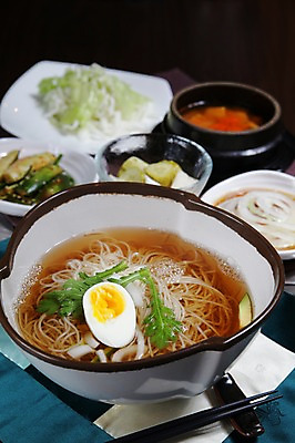 포토 JPG 그릇 접시 한식 젓가락 반찬 사람없음 아웃포커스 면류 잔치국수 국내포토 식기 음식 촬영기법 수저 국수 파일형식