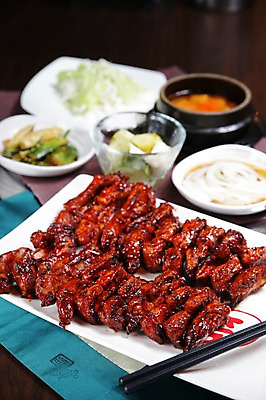 포토 JPG 그릇 접시 젓가락 반찬 양파 오이 사람없음 아웃포커스 샐러드 바비큐 천 뚝배기 피클 갈비 바비큐립 폭립 국내포토 식기 음식 채소 촬영기법 수저 육류 직물 절임 파일형식