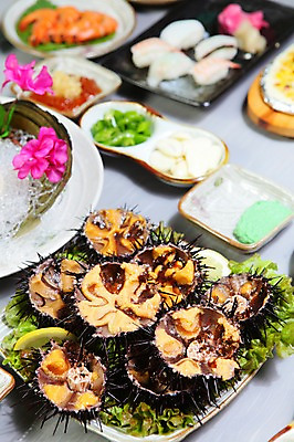 포토 JPG 그릇 접시 꽃 채소 고추 새우 마늘 사람없음 아웃포커스 장식 해물요리 생선회 회 상추 고추냉이 레몬 해산물 생선초밥 성게 스키다시 국내포토 식물 식기 음식 과일 극피동물 촬영기법 갑각류 초밥 양념 파일형식