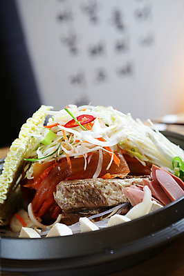 포토 JPG 한식 채소 고추 김치 근접촬영 사람없음 아웃포커스 버섯 소시지 냄비 햄 두부 팽이버섯 파 부대찌개 생라면 국내포토 음식 뷰포인트 촬영기법 육류 라면 가공식품 솥 찌개 파일형식