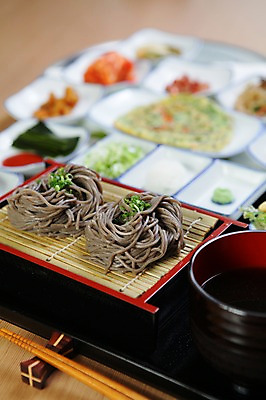 포토 JPG 그릇 접시 젓가락 반찬 사람없음 아웃포커스 면류 메밀국수 대나무발 부침개 장국 일본음식 판모밀 국내포토 식기 한식 음식 촬영기법 수저 국 파일형식