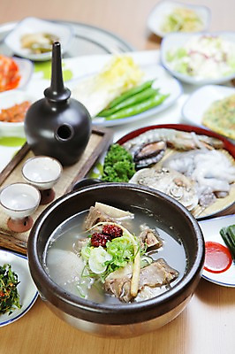 포토 JPG 그릇 접시 한식 술잔 고추 반찬 술병 조개 새우 사람없음 아웃포커스 해산물 배추 대추 부침개 파 갈비탕 다시마 초고추장 국내포토 식기 음식 채소 병_용기 어패류 잔 주류 촬영기법 갑각류 양념 해조류 탕 파일형식