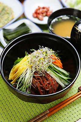 포토 JPG 그릇 접시 한식 음식 채소 젓가락 반찬 오이 사람없음 아웃포커스 계란 당근 대접 면류 면 국수 국 무순 장국 지단 다시마 비빔국수 비빔면 쫄면 국내포토 식기 뿌리채소 촬영기법 수저 알 고명 해조류 새싹채소 파일형식