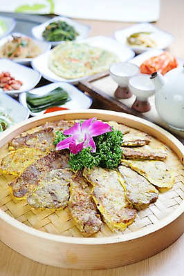 포토 JPG 그릇 접시 꽃 한식 음식 채소 술잔 주전자 반찬 김치 잔 파슬리 육류 사람없음 아웃포커스 장식 컵 전 나물 부침개 다시마 육전 국내포토 식물 식기 식재료 주방용품 촬영기법 해조류 파일형식