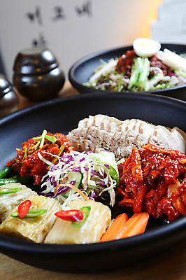 포토 JPG 그릇 접시 한식 채소 고추 김치 육류 돼지고기 사람없음 아웃포커스 계란 당근 샐러드 항아리 양배추 보쌈 무침 수육 쟁반국수 국내포토 식기 음식 식재료 뿌리채소 촬영기법 알 도자기 국수 파일형식